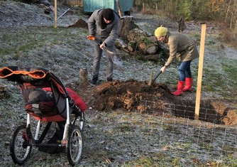 Mnoho let zanedbávaný sad Višňovka pod Svatojánským vrškem v Lešanech je již čtvrtým rokem středem zájmu místních obyvatel a jejich přátel sdružujících se v sousedském komunitním spolku Lešanský sad. Celé místo postupně zvelebují a víceméně pravidelně se v něm také při různý příležitostech setkávají. Zatím tou poslední byla v sobotu 21. listopadu výsadba nových ovocných stromů, na kterou spolku 20 000 korunami přispěla Nadace ČEZ v rámci grantu Stromy.