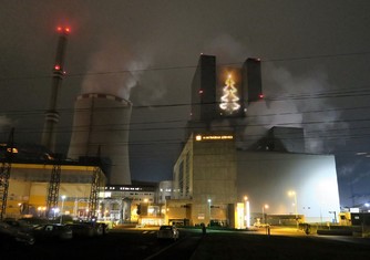 Celkový pohled na Elektrárnu Ledvice s rozzářeným obřím vánočním stromem.