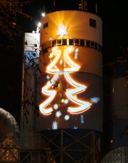 Loňský vánoční strom na objektu odsíření Teplárny Trmice.