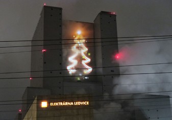 Vánoční strom zářil mezi podpůrnými věžmi na plášti kotelny Nového zdroje.