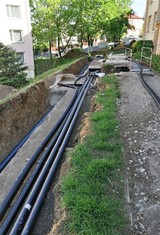 Hlavním důvodem přechodu z páry na horkou vodu v lázeňském městě Teplice je snížení ztrát tepelné energie, což vede k nižší spotřebě paliva při výrobě, tím i ke snížení emisí a zlepšení životního prostředí.
 
