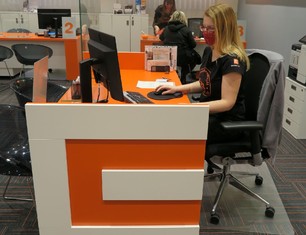 Zákaznické centrum Skupiny ČEZ v Karlových Varech se převléklo do nového. Měsíčně v něm 8 konzultantů obslouží až dva tisíce klientů.