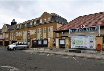 Vzhledem k tomu, že nejvíc našeho teplárenského portfolia obhospodařujeme v Ústeckém kraji, podpora Krajské zdravotní, a. s., která sdružuje řadu nemocnic, se nabízela sama. Dle rozhodnutí jejího vedení náš příspěvek směřoval do teplické nemocnice na nákup plicního ventilátoru. Dále jsme na potřebný zdravotnický materiál, jako jsou jednorázové overaly, respirátory a desinfekční prostředky, přispěli Hornické nemocnici v Bílině a také Městské nemocnici Duchcov VITA,“ říká Jan Nechvátal, generální ředitel ČEZ Teplárenské.