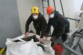 Ornitologové Václav Beran (vlevo) a Michal Porteš během přípravy instalace budky na chladicí věži Paroplynového cyklu v Počeradech.