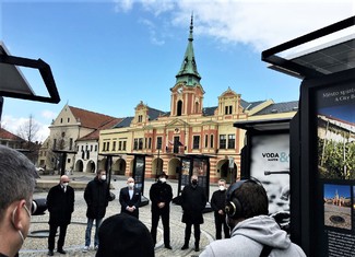 Putovní výstava unikátních fotografií a informací z výzkumů na aktuální téma „Voda a civilizace“ dorazila do Mělníka. Těm, co až do 28. dubna zavítají na náměstí Míru, přiblíží na velkoformátových panelech klíčový význam této životodárné tekutiny od náboženských přes ekonomické, fyzikálně-technické až po krajinné, ekologické, historické či politické souvislosti. 