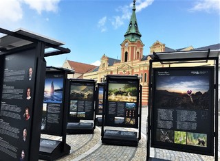 Putovní výstava unikátních fotografií a informací z výzkumů na aktuální téma „Voda a civilizace“ dorazila do Mělníka. Těm, co až do 28. dubna zavítají na náměstí Míru, přiblíží na velkoformátových panelech klíčový význam této životodárné tekutiny od náboženských přes ekonomické, fyzikálně-technické až po krajinné, ekologické, historické či politické souvislosti. 