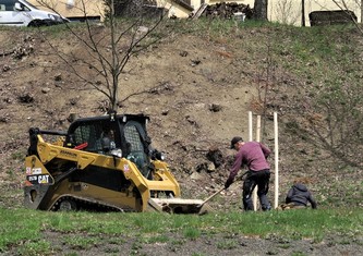 Hned ve dvou lokalitách v obci Vilémov na Šluknovsku zakořeňuje od soboty 24. dubna celkem jednatřicet nových stromů, jejichž výsadbu podpořila Nadace ČEZ 113 600 korunami v rámci grantu Stromy. Dvacet z nich bylo vysazeno u sportovní haly a jedenáct pod místní mateřskou školou.