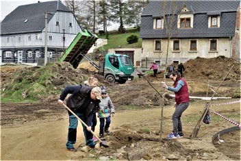 Hned ve dvou lokalitách v obci Vilémov na Šluknovsku zakořeňuje od soboty 24. dubna celkem jednatřicet nových stromů, jejichž výsadbu podpořila Nadace ČEZ 113 600 korunami v rámci grantu Stromy. Dvacet z nich bylo vysazeno u sportovní haly a jedenáct pod místní mateřskou školou.