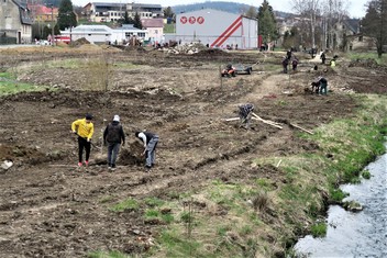 Hned ve dvou lokalitách v obci Vilémov na Šluknovsku zakořeňuje od soboty 24. dubna celkem jednatřicet nových stromů, jejichž výsadbu podpořila Nadace ČEZ 113 600 korunami v rámci grantu Stromy. Dvacet z nich bylo vysazeno u sportovní haly a jedenáct pod místní mateřskou školou.