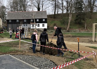 Hned ve dvou lokalitách v obci Vilémov na Šluknovsku zakořeňuje od soboty 24. dubna celkem jednatřicet nových stromů, jejichž výsadbu podpořila Nadace ČEZ 113 600 korunami v rámci grantu Stromy. Dvacet z nich bylo vysazeno u sportovní haly a jedenáct pod místní mateřskou školou.