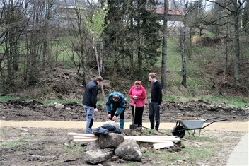 Hned ve dvou lokalitách v obci Vilémov na Šluknovsku zakořeňuje od soboty 24. dubna celkem jednatřicet nových stromů, jejichž výsadbu podpořila Nadace ČEZ 113 600 korunami v rámci grantu Stromy. Dvacet z nich bylo vysazeno u sportovní haly a jedenáct pod místní mateřskou školou.