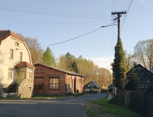 Pohled na nové osvětlení v obci Brtníky, v místě zvaném Kligrovka.

  