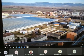Virtuální prohlídka připravená odbornými průvodci Jaroslavem Drozdíkem a Přemyslem Jiroutem zavedla účastníky například i na střechu kotelny s pohledem na skleníky s rajčaty.