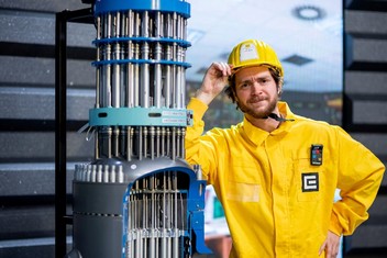Voda v reaktoru má 320 °C. Uhádnete, proč se nevypaří?