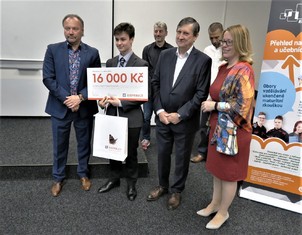 Prvenství z „druháku“ úspěšně letos obhájil budoucí mechanik elektronik Jakub Kalivoda. Ten se díky nejvyššímu počtu získaných bodů stal i absolutním vítězem Motivačního programu Prokopa Diviše 2020/21. Čeká ho proto ještě zážitkový den se Skupinou ČEZ v Praze a na polygonu v Kladně. Na fotce je společně s ředitelem školy Janem Marešem, Karlem Kohoutem, manažerem úseku generálního ředitele ČEZ Distribuce a Jindrou Zalabákovou, radní pro školství, mládež a sport Ústeckého kraje.