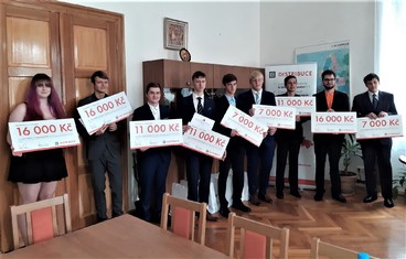 Novodobí Prokopové Divišové ze SPŠSE Liberec pro školní rok 2020/21 na společné fotografii se zástupci ČEZ Distribuce a vedením školy. 
 
