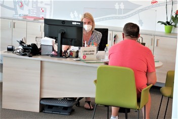 V Zákaznickém centru Plzeň je zákazníkům k dispozici 12 konzultantů.