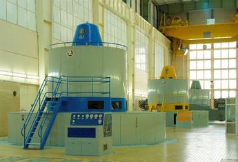 Vodní elektrárna Orlík - strojovna v popředí s opravovaným soustrojím TG2