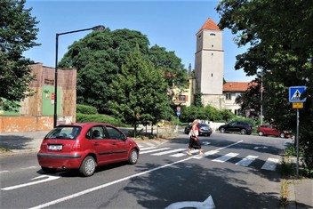 Ve Fibichově ulici je opravdu rušno, nasvícením dvou přechodů se tak díky Nadaci ČEZ zvýší bezpečnost chodců ve městě. Zvláště pak v podzimním a zimním čase, kdy se dříve stmívá a později svítá. 