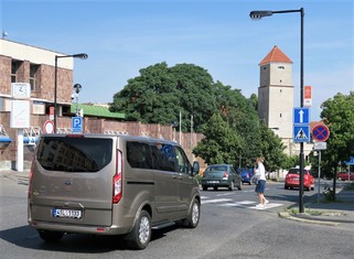 Ve Fibichově ulici je opravdu rušno, nasvícením dvou přechodů se tak díky Nadaci ČEZ zvýší bezpečnost chodců ve městě. Zvláště pak v podzimním a zimním čase, kdy se dříve stmívá a později svítá. 