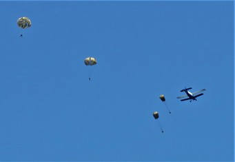 Dvojplošník Antonov AN2 přeletěl nad Nechranickou přehradou několikrát a pokaždé z něj vyskočila skupina čtyř parašutistů, postupně z výšky 400 až 1000 metrů.