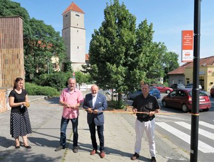 Symbolického přestřižení pásky se u jednoho z „černých“ Oranžových přechodů ve Fibichově ulici ujali starosta Ctirad Mikeš (uprostřed) a Jiří Guttenberg, investiční technik města. Vlevo Ota Schnepp, regionální zástupce Nadace ČEZ. 

