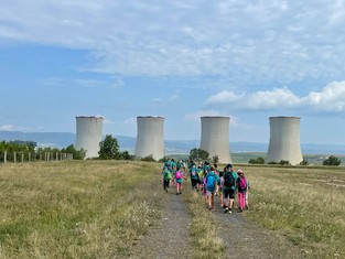 Indicie byly úspěšně nalezeny, děti se vracejí zpět do Elektrárny Tušimice na zasloužený oběd.