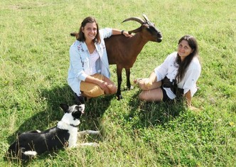 Pastevkyně Andrea Hamáková (vpravo) a Marie Hamáková (dcera) s kozou Amálou.