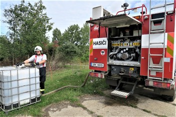 Stálý dostatek vody zajišťují pro ovce a kozy profesionální hasiči z Elektrárny Tušimice.