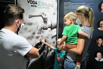 Putovní výstava Voda a civilizace je až do 27. září k vidění v Informačním centru klasické energetiky Skupiny ČEZ v Elektrárně Ledvice.