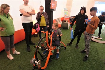 Malá Kája byla poslední, kdo za veřejnost šlapal na Oranžovém kole pro Dobrovolnické centrum. Její snaha pomoci, mu vynesla 114 korun.