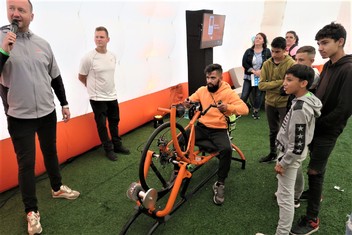 Do šlapání na Oranžovém kole, respektive handbike se během ústeckého 1/2maratonu zapojily všechny generace.