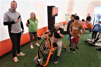 Do šlapání na Oranžovém kole, respektive handbike se během ústeckého 1/2maratonu zapojily všechny generace.