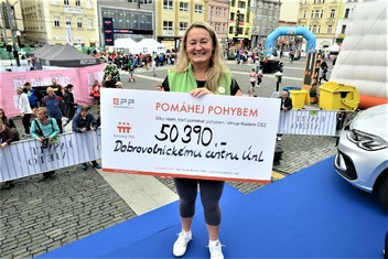 Lenka Vonka Černá, ředitelka Dobrovolnického centra, z.s., Ústí nad Labem, se symbolickým šekem na 50 390 korun.