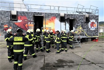 Elektrárenští hasiči se shromažďují před hořícím domem hrůzy, tedy ještě nehořícím...