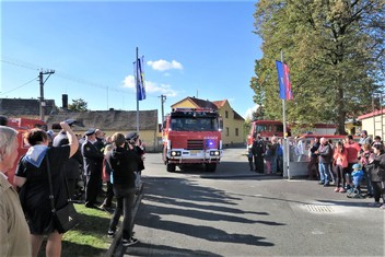 Příjezd znovuzrozeného zásahového vozidla dobrovolných hasičů z Tlučné provázely ovace místních obyvatel.

  