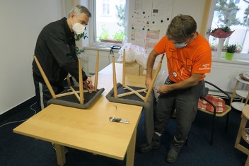 Martin Hušek a Miloš Herman, oba z liberecké ČEZ Distribuce, během sestavování nového nábytku v Hospici u sv. Zdislavy.