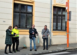 Přestřižení pásky u Oranžového přechodu v Jílové u Prahy se ujali starosta města Pavel Pešek a zástupce Nadace ČEZ Ota Schnepp. Vlevo vedoucí odboru technického zabezpečení města Tomáš Kopanica a projektová manažerka města Hana Vocetková.