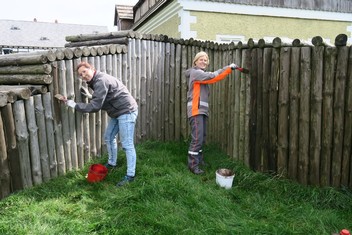 Předzimní ochranný nátěr funkční repliky výdřevy štoly starého rudného dolu v areálu lesná v Krušných horách. Na snímku jsou Jitka Jansová a Eva Sobková z Elektrárny Tušimice.