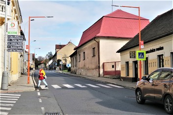 Až 250 000 vozidel měsíčně projede v Jílové u Prahy oběma směry Pražskou ulici. Vedení města přitom získalo od Nadace ČEZ v rámci grantu Oranžový přechod 120 000 korun na nasvícení nejvyužívanějšího přechodu v této ulici.