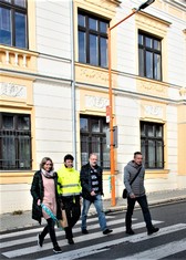 Jako první po přestřižení pásky přešli po přechodu tam a zpět starosta města Pavel Pešek, zástupce Nadace ČEZ Ota Schnepp, vedoucí odboru technického zabezpečení města Tomáš Kopanica a projektová manažerka města Hana Vocetková.