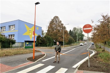 Hned tři přechody pro chodce se podařilo nově nasvítit v kadaňské lokalitě Na Podlesí. Stalo se tak díky Nadaci ČEZ a jejímu grantu Oranžový přechod, který královskému městu přinesl 120 000 korun. Přestřižení pásky se pochopitelně ujal starosta Jiří Kulhánek.