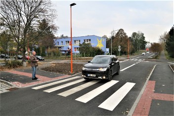 Hned tři přechody pro chodce se podařilo nově nasvítit v kadaňské lokalitě Na Podlesí. Stalo se tak díky Nadaci ČEZ a jejímu grantu Oranžový přechod, který královskému městu přinesl 120 000 korun. 