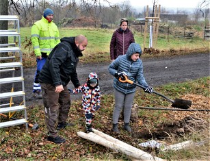 K více než 600 projektům za téměř 65 milionů korun se během uplynulého víkendu připojila i Krásná Lípa na Děčínsku, kde proběhla výsadba aleje na Skřivánčím Poli. Město na ni získalo od Nadace ČEZ příspěvek ve výši 100 000 korun. 