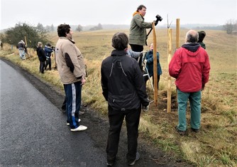 Národní Geopark Ralsko pokračuje ve výsadbě Aleje vzpomínek na památku zaniklých obcí v bývalém vojenském prostoru. Další jabloně a hrušně, které v sobotu 20. listopadu vysadili zaměstnanci Geoparku spolu s dobrovolníky a přáteli, připomínají pohnutou historii kraje. Pocházejí totiž z roubů starých ovocných stromů, které přežily jako poslední připomínka bývalého osídlení. 

