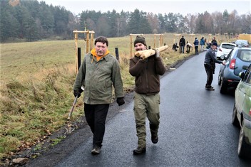 Národní Geopark Ralsko pokračuje ve výsadbě Aleje vzpomínek na památku zaniklých obcí v bývalém vojenském prostoru. Další jabloně a hrušně, které v sobotu 20. listopadu vysadili zaměstnanci Geoparku spolu s dobrovolníky a přáteli, připomínají pohnutou historii kraje. Pocházejí totiž z roubů starých ovocných stromů, které přežily jako poslední připomínka bývalého osídlení. 

