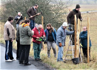 Národní Geopark Ralsko pokračuje ve výsadbě Aleje vzpomínek na památku zaniklých obcí v bývalém vojenském prostoru. Další jabloně a hrušně, které v sobotu 20. listopadu vysadili zaměstnanci Geoparku spolu s dobrovolníky a přáteli, připomínají pohnutou historii kraje. Pocházejí totiž z roubů starých ovocných stromů, které přežily jako poslední připomínka bývalého osídlení. 

