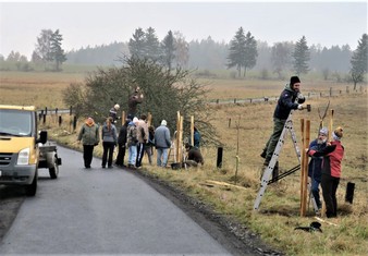 Národní Geopark Ralsko pokračuje ve výsadbě Aleje vzpomínek na památku zaniklých obcí v bývalém vojenském prostoru. Další jabloně a hrušně, které v sobotu 20. listopadu vysadili zaměstnanci Geoparku spolu s dobrovolníky a přáteli, připomínají pohnutou historii kraje. Pocházejí totiž z roubů starých ovocných stromů, které přežily jako poslední připomínka bývalého osídlení. 

