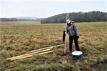 Národní Geopark Ralsko pokračuje ve výsadbě Aleje vzpomínek na památku zaniklých obcí v bývalém vojenském prostoru. Další jabloně a hrušně, které v sobotu 20. listopadu vysadili zaměstnanci Geoparku spolu s dobrovolníky a přáteli, připomínají pohnutou historii kraje. Pocházejí totiž z roubů starých ovocných stromů, které přežily jako poslední připomínka bývalého osídlení. 

