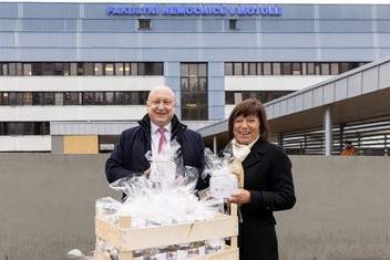 Balíčky pro zdravotníky FN v Motole převzala od generálního ředitele ČEZ náměstkyně pro ošetřovatelskou péči Jana Nováková.